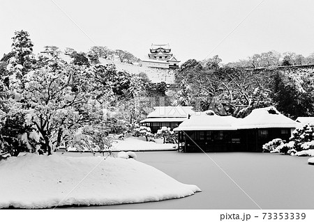 玄宮園 雪 大名庭園 日本庭園の写真素材