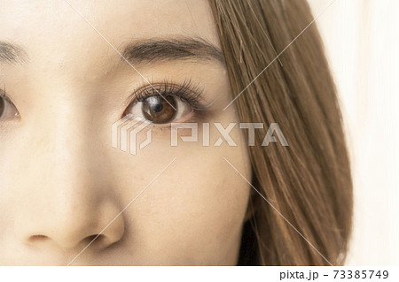 美しい女性の綺麗な瞳