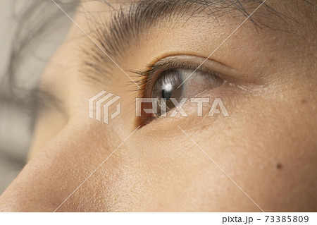 日本の成人男性の黒い瞳/クローズアップ