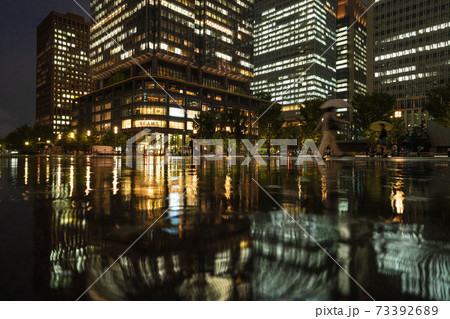 夜の東京丸の内の水溜り