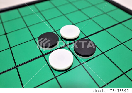 ボードゲーム オセロ 駒 ゲームの写真素材