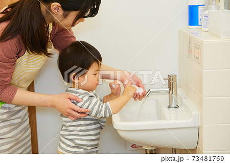 保育園 保育所 幼児 手洗いの写真素材