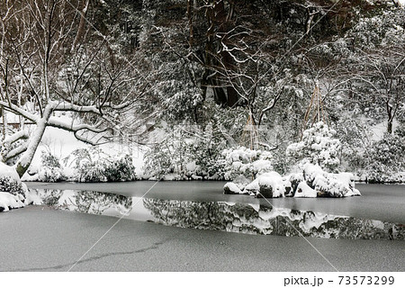 雪景色 日本庭園 雪化粧 冬の写真素材