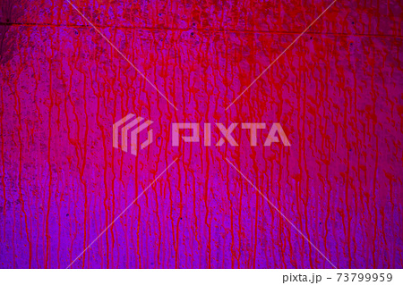 赤いペンキが吹き付けられた壁,どろどろ,ベチャベチャ、