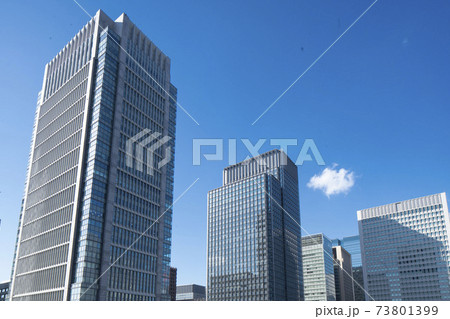 青空に建設された大手町の高層ビル群