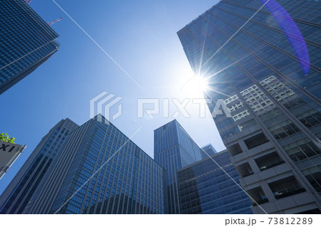 光が差し込んだオフィスビル,青,ブルー