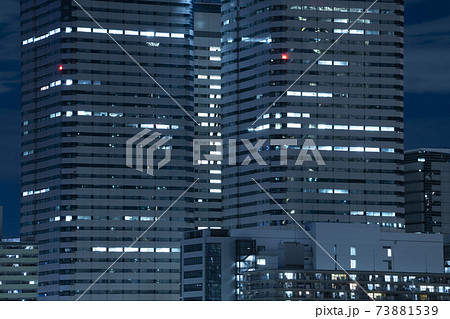 東京勝どきの夜景,タワーマンションとオフィスビル