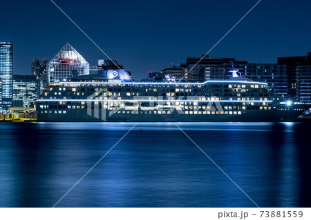 東京晴海埠頭に停泊する豪華客船,夜景