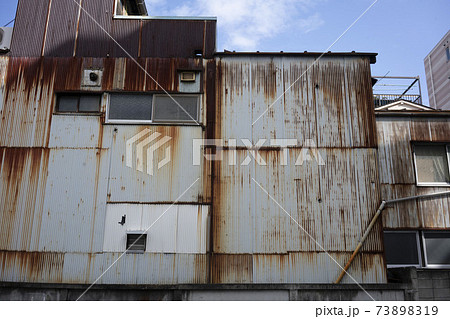 トタン作りの錆びた工場の壁/工事現場/町工場/廃墟	