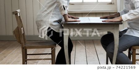 テーブル 向き合う 男女 カップルの写真素材 テーブル 向き合う 男女 カップルの写真素材