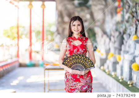 チャイナドレス 女性 中国人 ポーズの写真素材