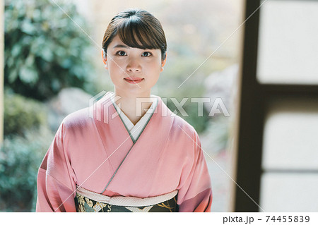 着物姿 女性 大人の写真素材 - PIXTA