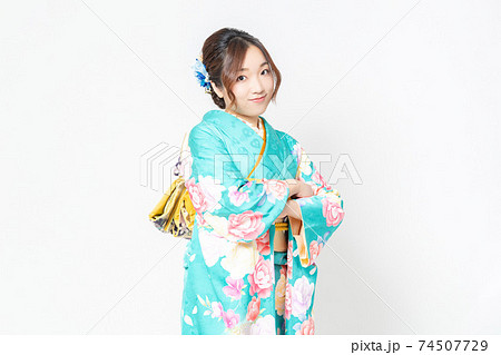 女性 腕組み 思考 衣装の写真素材