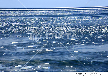 流氷 蜃気楼 氷塊 氷海の写真素材