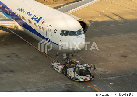 航空機牽引車の写真素材