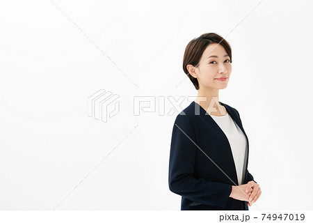 手を組む 横向きの写真素材