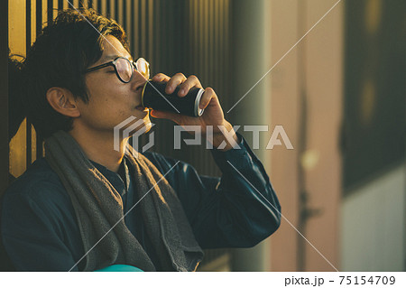 缶コーヒー 飲むの写真素材