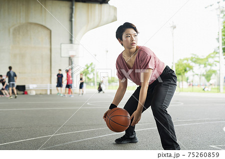 女子バスケ ドリブルの写真素材