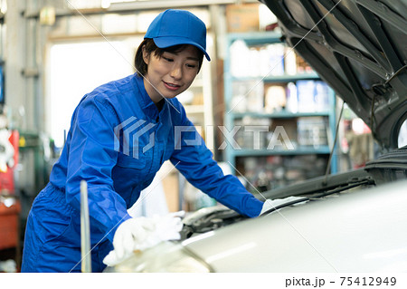 自動車整備士 つなぎの写真素材