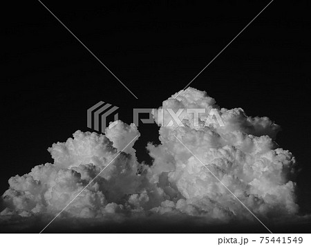 入道雲 モノクロ 空 雲の写真素材