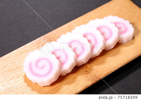 ナルト 食べ物の写真素材