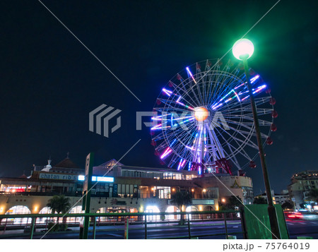 夜景 夜 観覧車 北谷町の写真素材