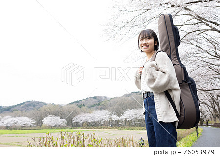 人物 女性 ギター 背負うの写真素材