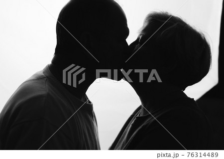 カップル キス 人物 外国人 夫婦 白人の写真素材