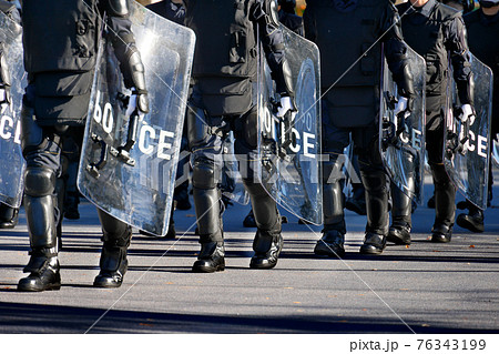 警察官 行進 警視庁 機動隊の写真素材