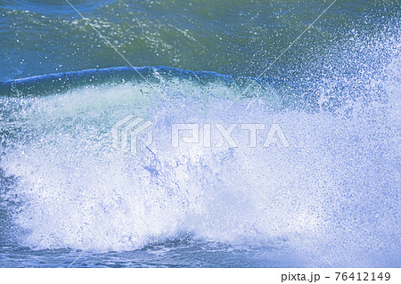 波 水しぶき 海 海岸の写真素材