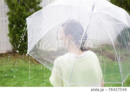 傘をさす人の写真素材