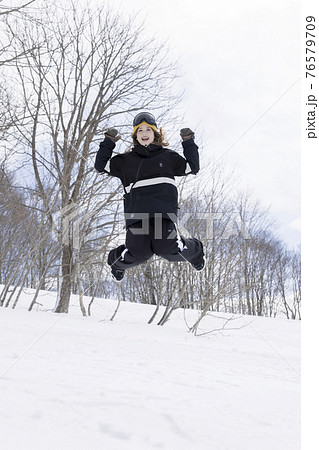 飛び跳ねる ポーズの写真素材