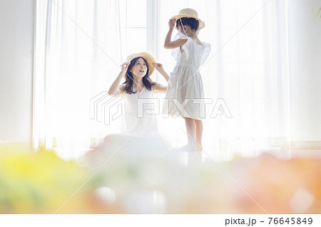 麦わら帽子 女の子 後ろ姿 人物の写真素材