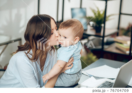 赤ちゃん ノートパソコン 興味 触るの写真素材