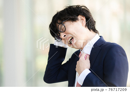 緩める ネクタイの写真素材 Pixta