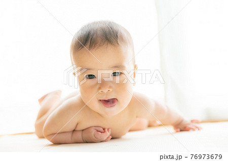 四つん這い 乳児の写真素材