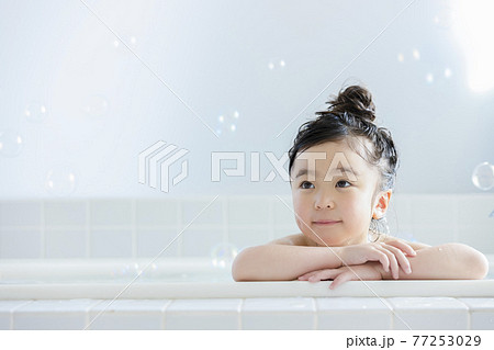 若い 女の子 小学生 風呂の写真素材