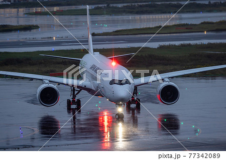 雨 飛行機 航空機 旅客機の写真素材