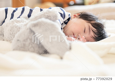 寝顔 かわいい 日本人の写真素材