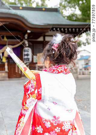 女の子 着物 後姿 被布の写真素材