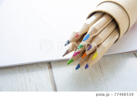 画材 画用紙 色鉛筆 木目の写真素材