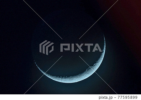 月 三日月 クレーター 天体の写真素材