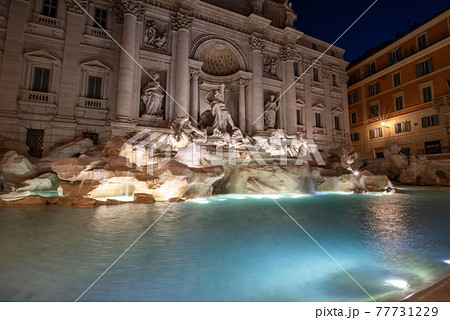 イタリア ローマ トレビの泉 夜景の写真素材 - PIXTA