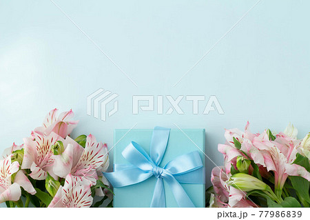 リボン ピンク 背景 無地の写真素材 - PIXTA