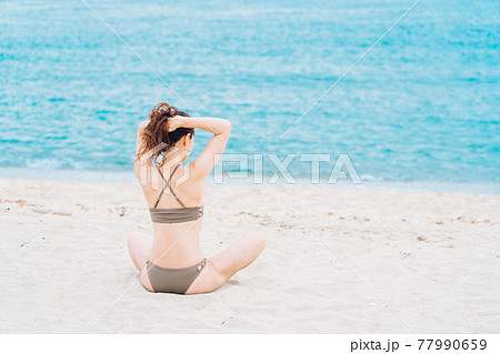 女性 水着 後ろ姿 ビキニの写真素材
