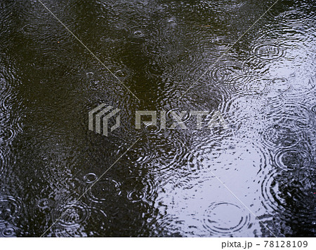 雨 水溜り 波紋 水面の写真素材