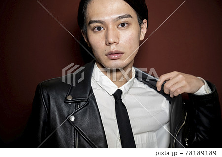 人物 ポーズ モデル 男性の写真素材 人物 ポーズ モデル 男性の写真素材