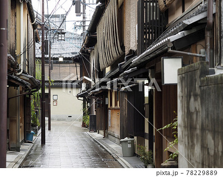 祇園町 雨上がり 街並み 町並みの写真素材