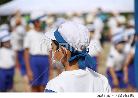 男の子 後姿 運動会 はちまきの写真素材