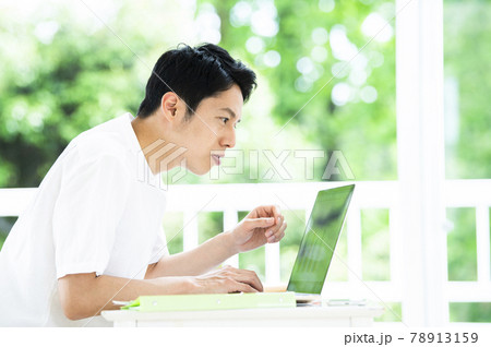 右向き 人物 男性の写真素材